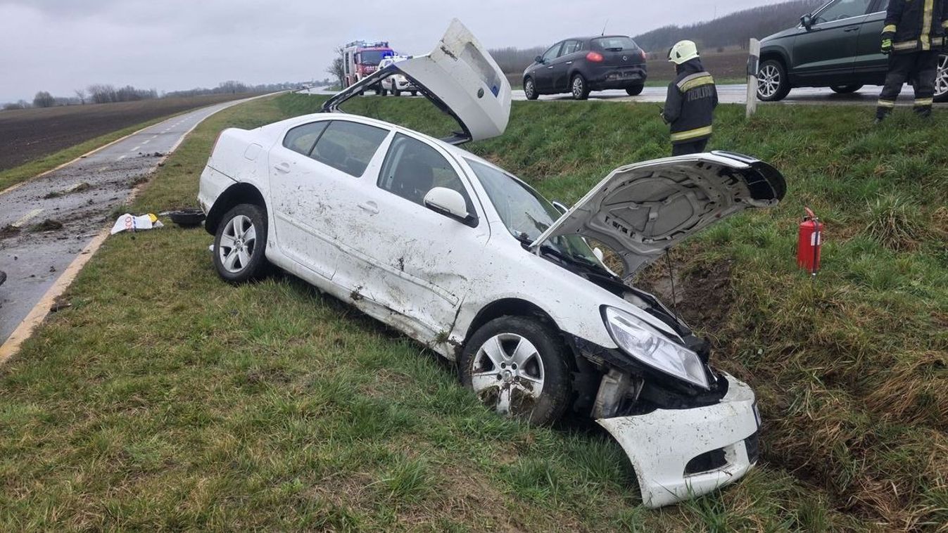 Árokba csúszott egy autó, ezért történt a baleset