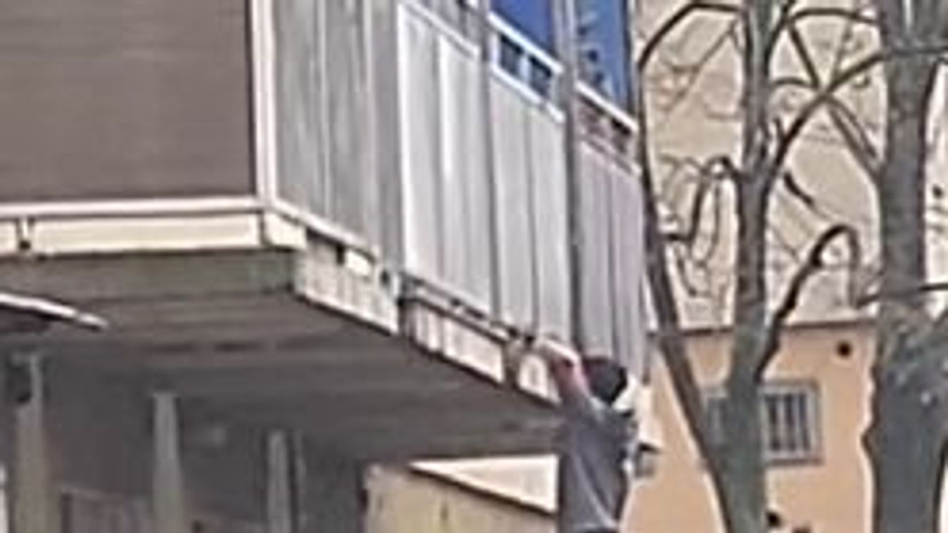 Durva! Panelház erkélyéről lógott egy férfi Miskolcon, videó készült róla!