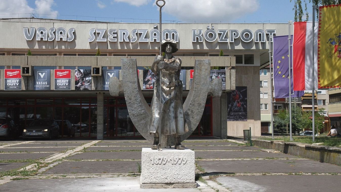 Kiegyenesítette a körforgalmat egy autós az Újgyőrin szerda reggel - fotó!