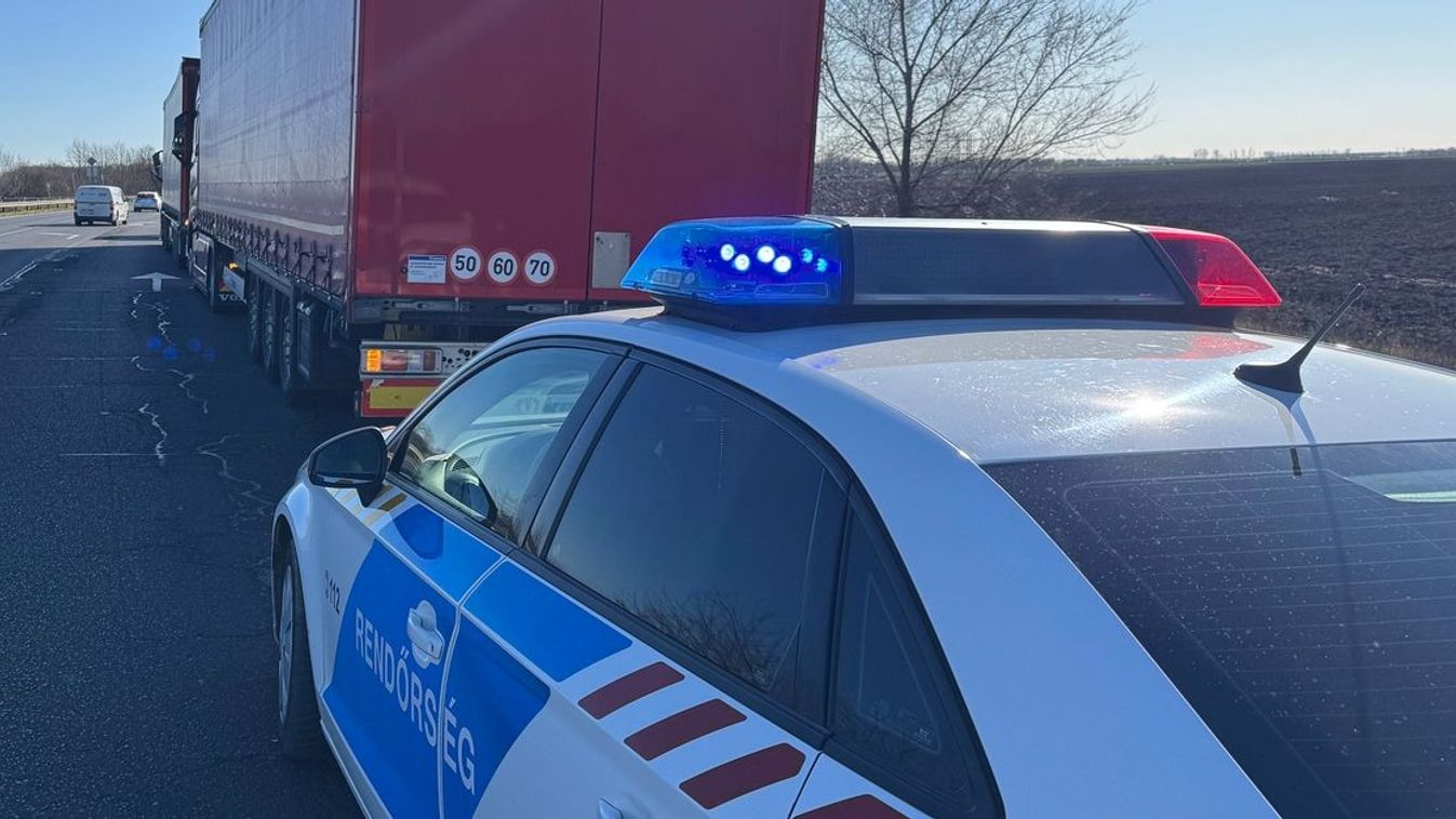 Óvatosan közlekedjen arra! Egy kamion vesztegel az M30-on