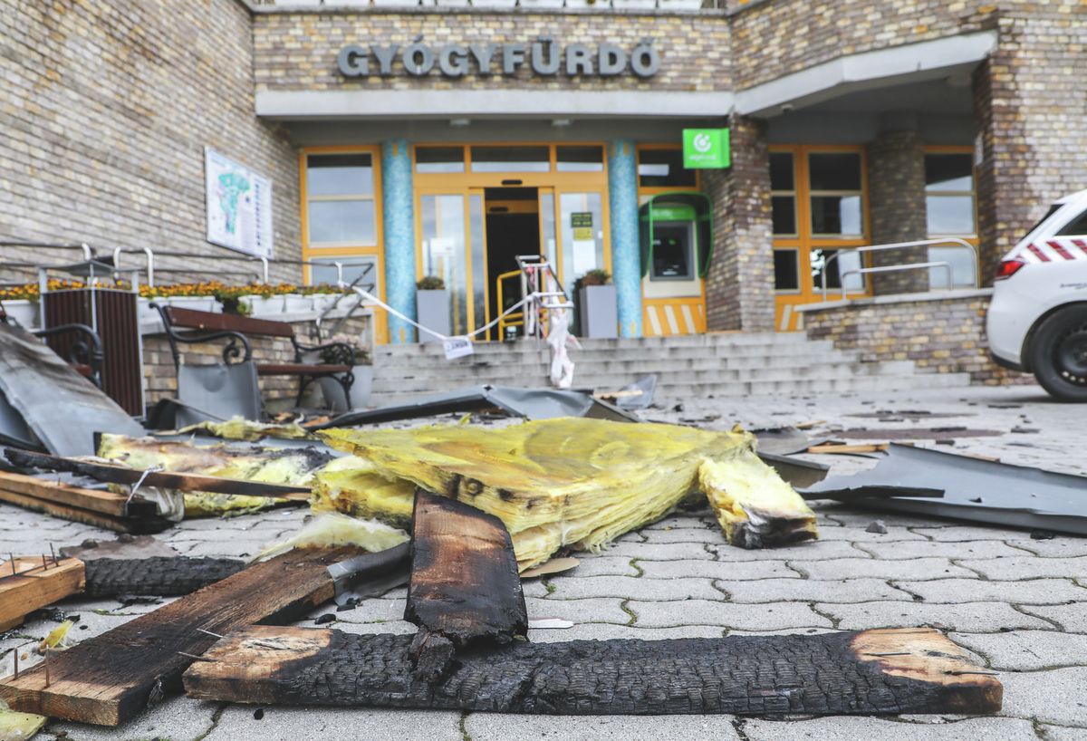 A kigyulladt tiszaújvárosi fürd?3