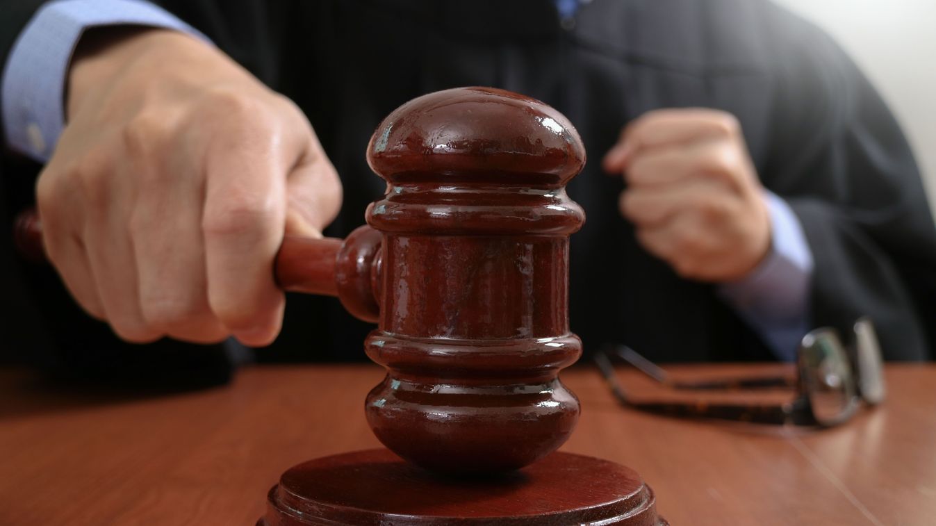 Öléssel fenyegetőzve próbálta behajtani az adósságot