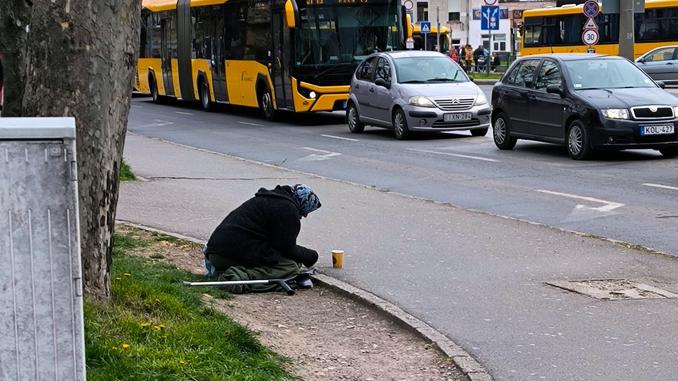 „Színjáték! Koldusmaffia!” – súlyos pletykák keringenek a Búza téren fel-fel bukkanó koldusról