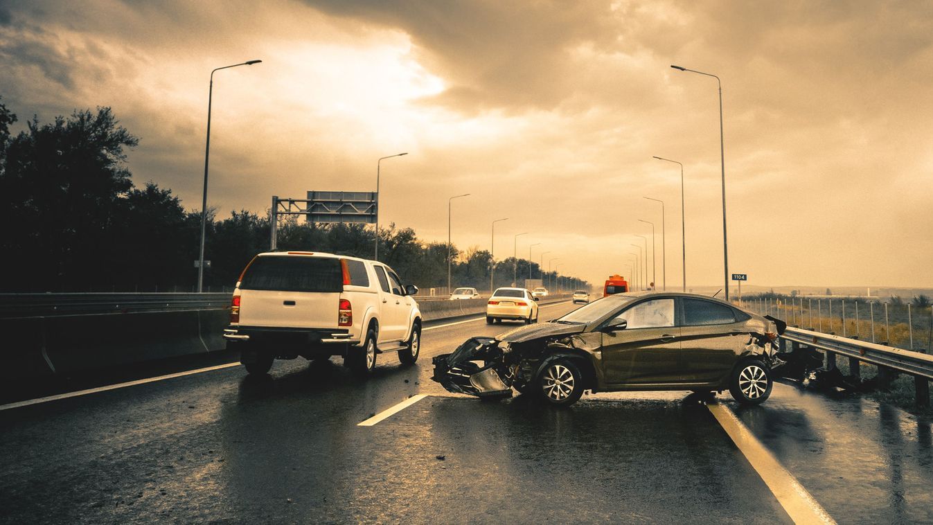 Azt hitte, a BMW kereke nem csúszik, a szalagkorláton kötött ki