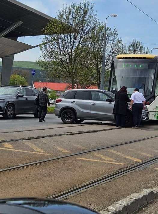 Villamos és autó ütközött a Diósgyőri stadionnál