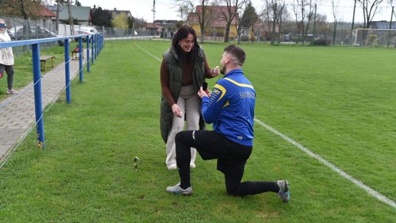 Olyan lánykérést rittyentettek a borsodi focimeccsen, hogy azt még az ellenfél is állva tapsolta! - videó
