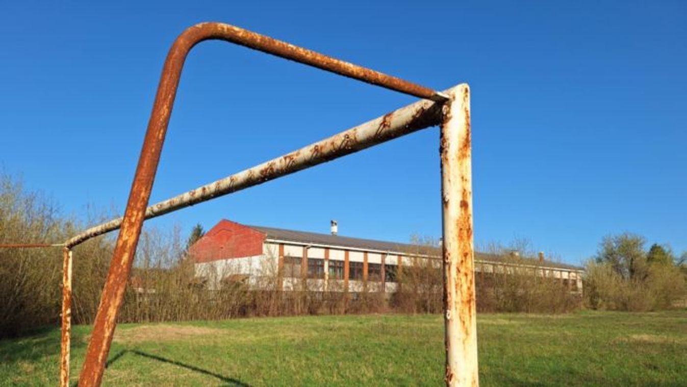 Az enyészet eszi ezt a vármegyei sportpályát - fotók, videó!