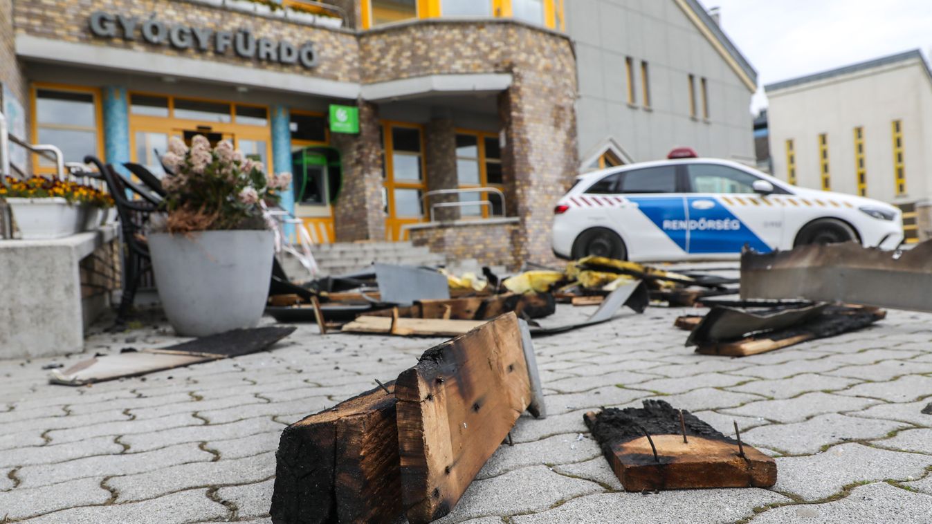 Közelről látszik csak igazán, mekkora pusztítást végzett a tűz a tiszaújvárosi fürdőn – friss fotók és videó