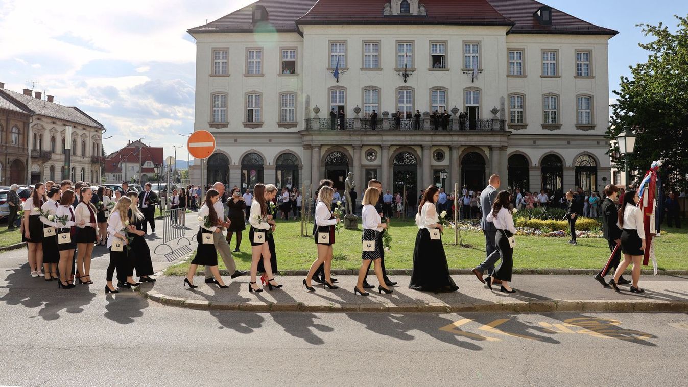 Zenészek és táncosok búcsúja az alma matertől - képek,videó