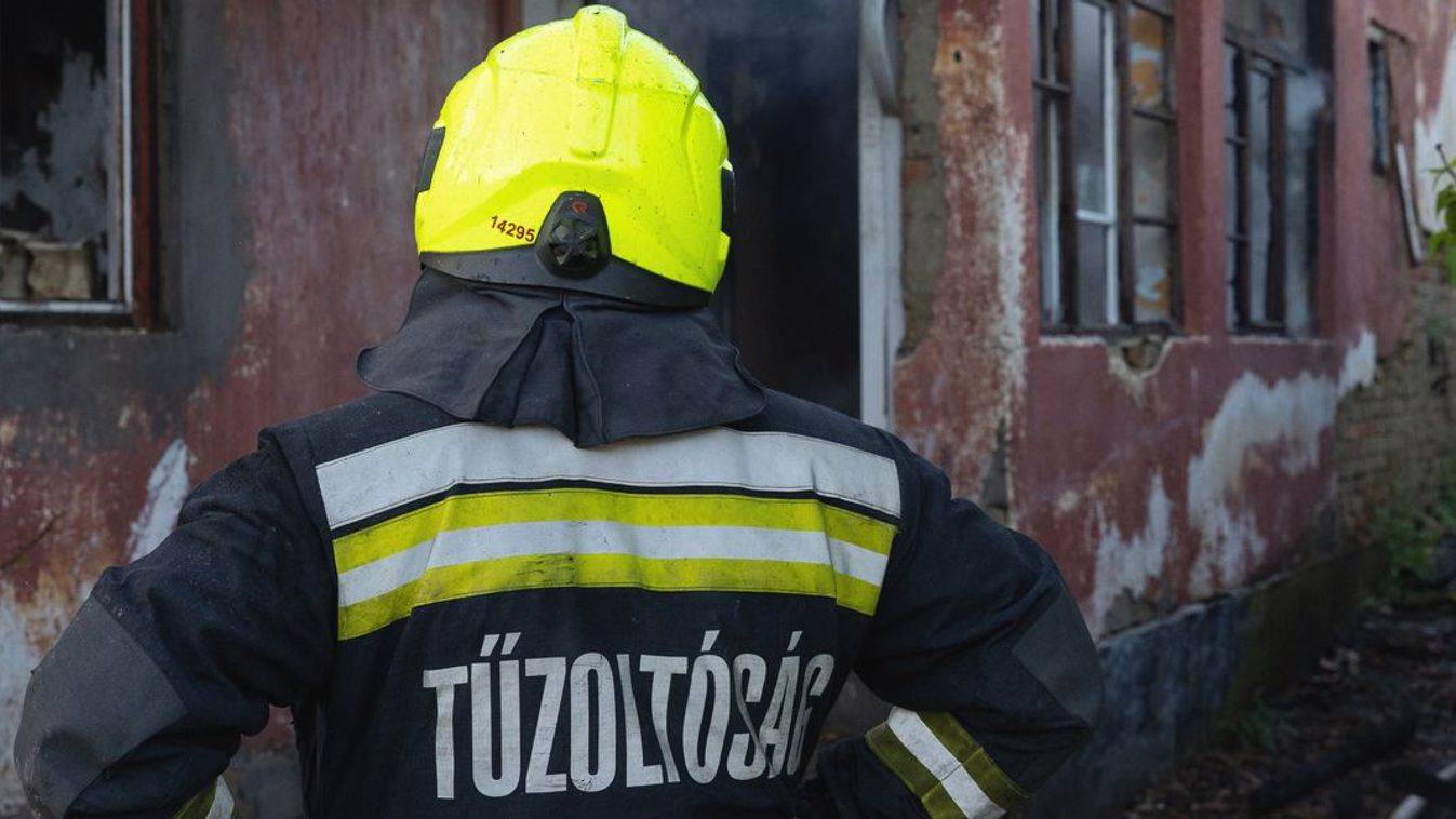 Lángtenger a Gyöngyvirág utcában – három sugárral küzdenek a tűzoltók! (frissítve)