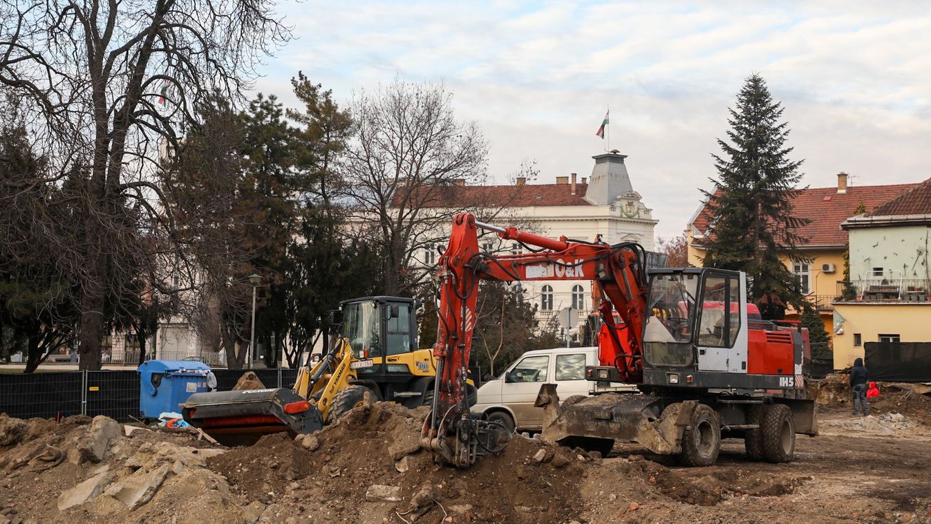 Hatalmas szakadék tátong a miskolci belvárosban (fotók, videó)