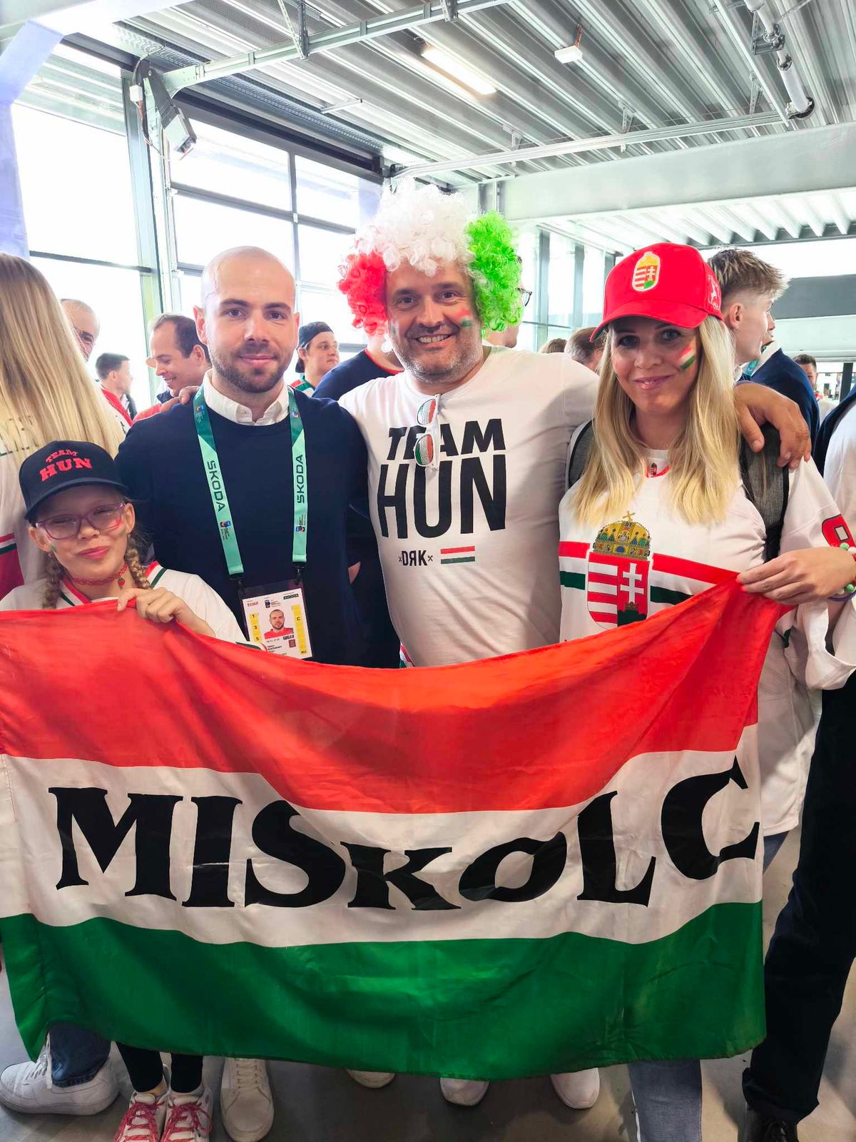 Fridély Gábor és családja a herningi jégcsarnokban