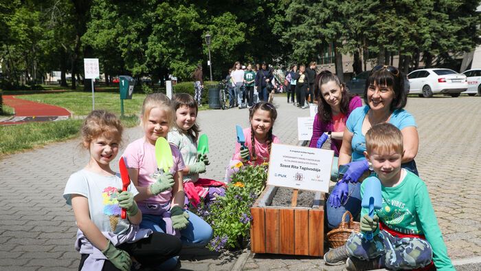 Virágot ültettek a Népkerti Vigadó Délidő Teraszán a gyerekek 05.21.