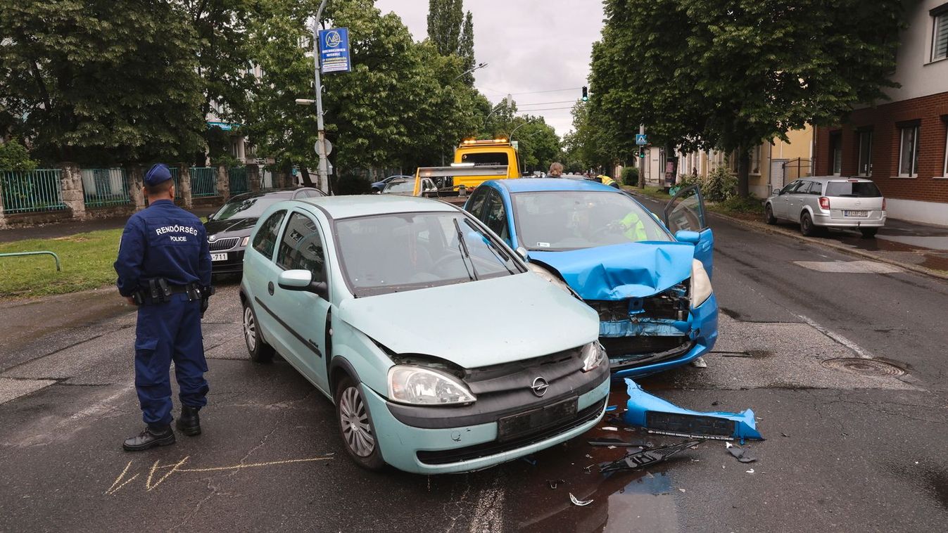 Két autó találkozott a Csabai kapu és az Eszterházy Antal utca kereszteződésénél - fotókkal, videóval!