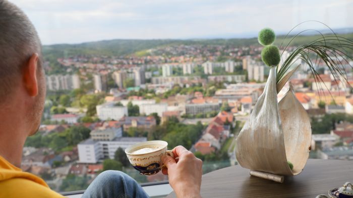 Újra kinyit az avasi kávézó