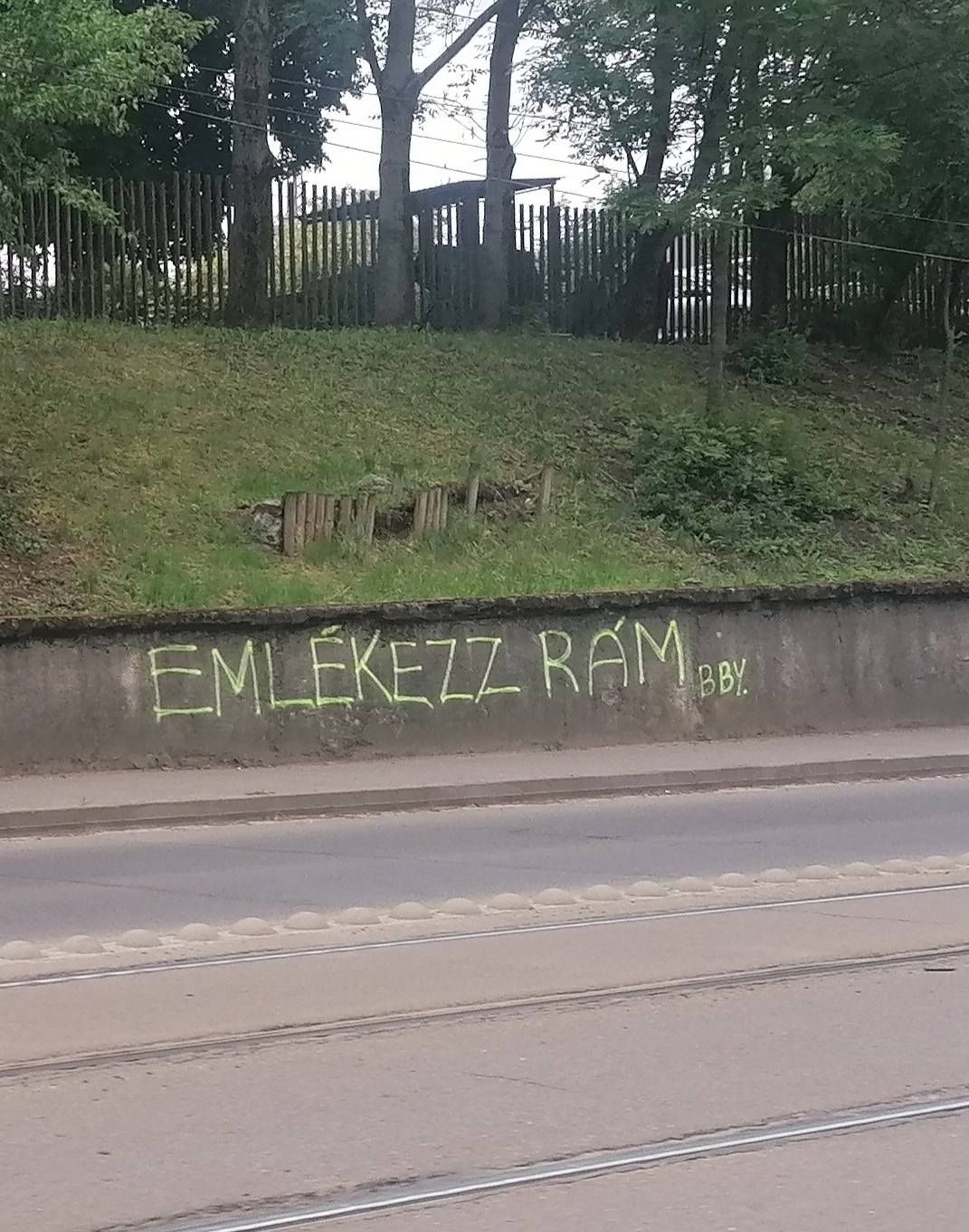 rejtélyes üzenet szerelmes üzenet graffiti vandalizmus Miskolc Selyemrét