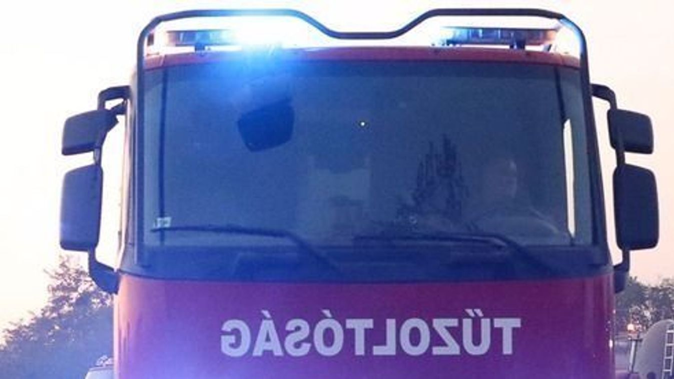 Miskolci házhoz siettek a tűzoltók szombaton: egy ember volt bent, mikor felcsaptak a lángok
