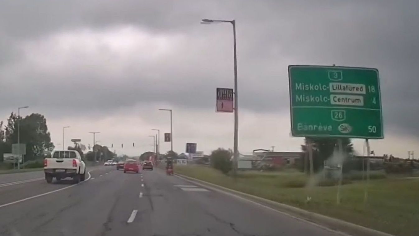 Életveszélyes jelenet a forgalmas miskolci főúton – videó is készült róla!