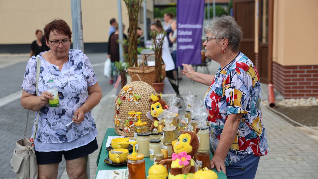 Átadták a város új piacát Szikszón (fotókkal, videóval)