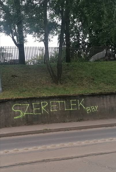 rejtélyes üzenet szerelmes üzenet graffiti vandalizmus Miskolc Selyemrét