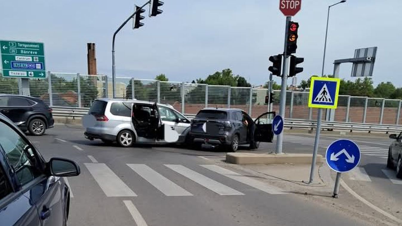 Baleset történt az Y-hídon! Egy személyautó felborult - képpel