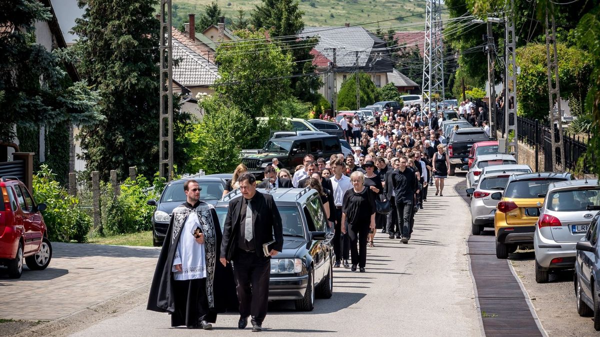 Végeláthatatlan menet kísérte utolsó útjára a szeretett gyermekorvost, akinek tiszteletére emlékművet állítanak