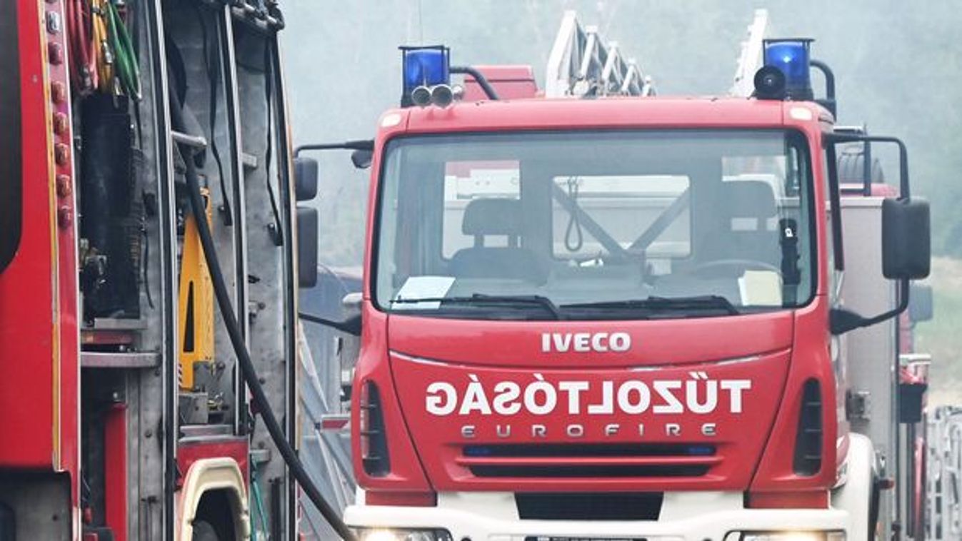 Drámai pillanatok az Ady Endre úton - felcsaptak a lángok egy családi házban (frissítve)