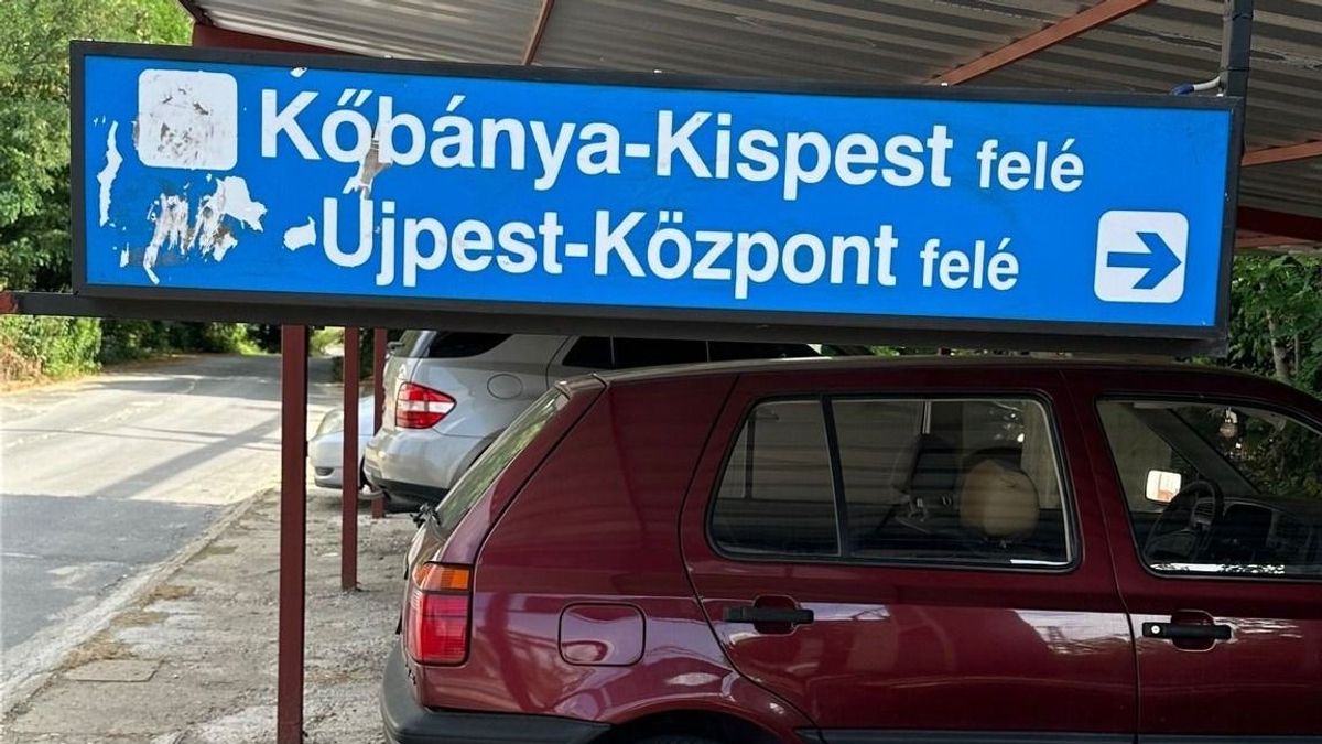 Metrómegálló a Vasgyárban? Eltévedt tábla szórakoztat