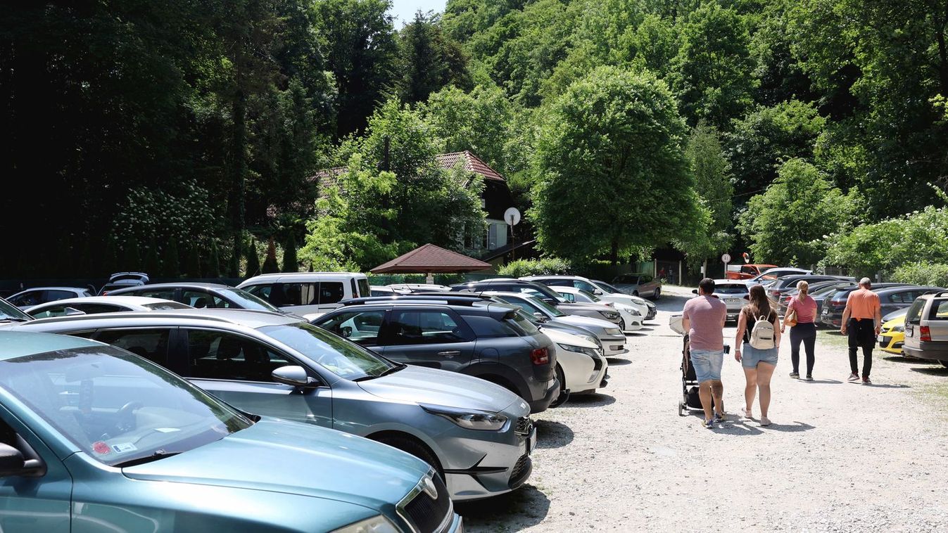 Özönlöttek az emberek Lillafüredre, már délelőtt lehetetlen volt a parkolás - képek, videó