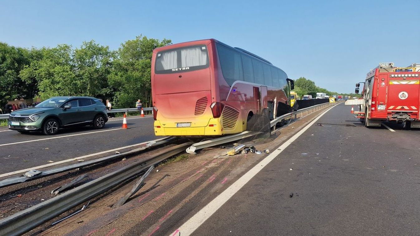 A szalagkorláton landolt a gyermekekkel teli busz az M3-ason - képpel