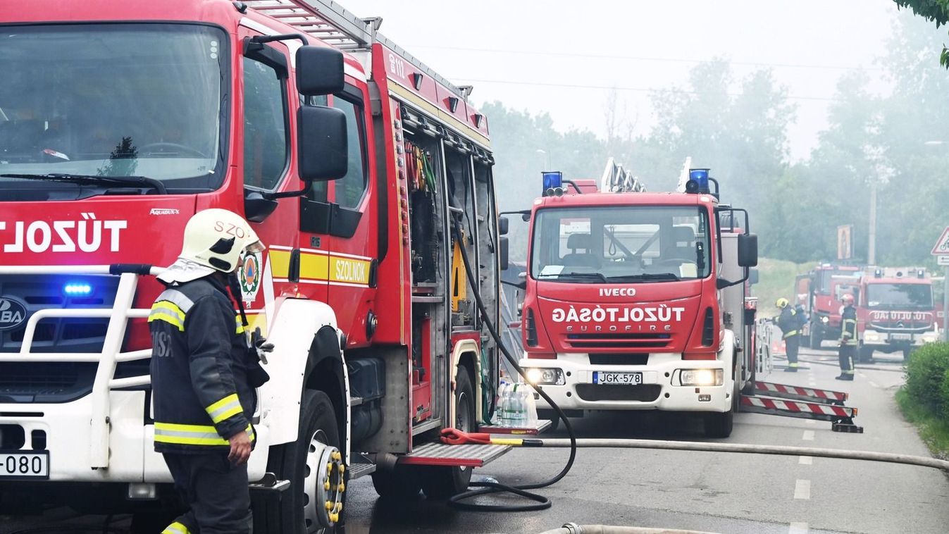 Rémisztő tűz: négy épületből csaptak fel a lángok vármegyénkben – vízsugarakkal és kéziszerszámokkal oltottak!