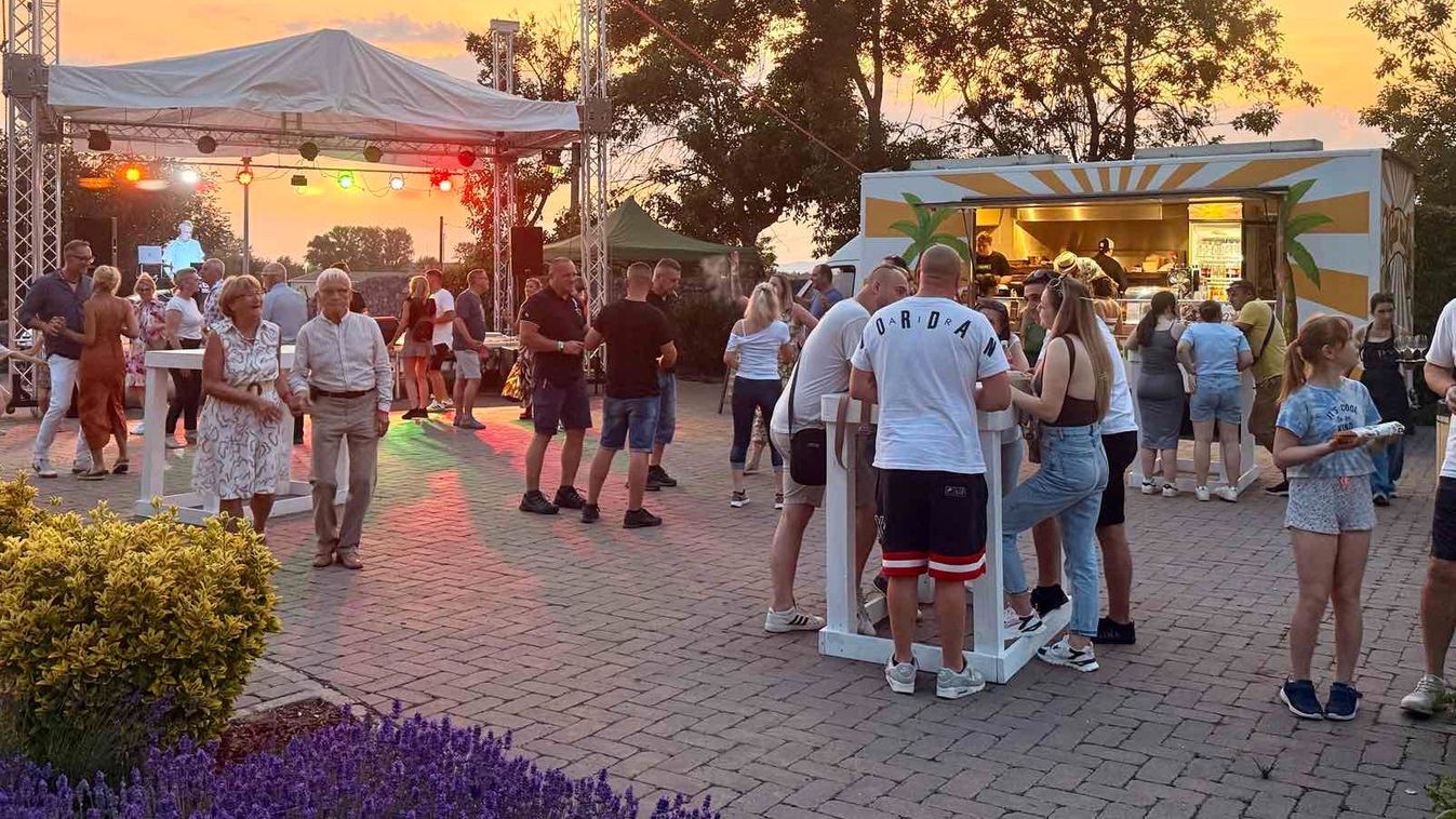Nem fogja kitalálni, hogy ki énekelt a Barkland Pincészetben - képek