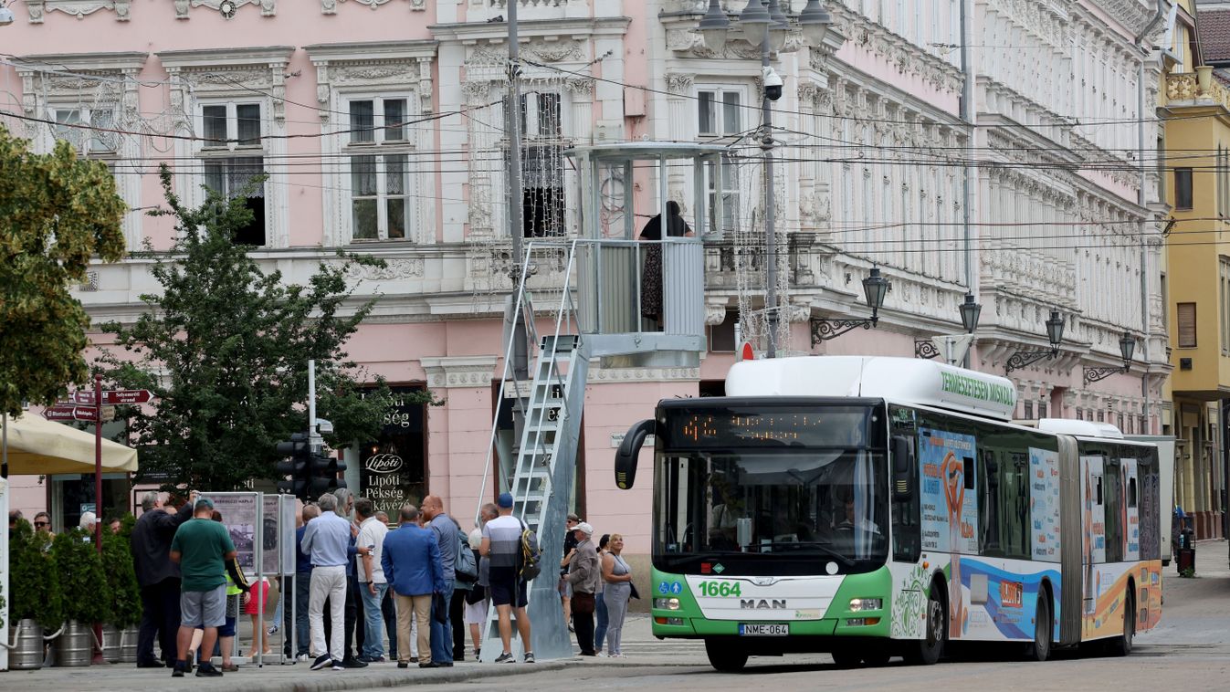 Tiltó tábla? Ugyan már! Meghökkentő mutatvány a miskolci villanyrendőrnél - fotóval