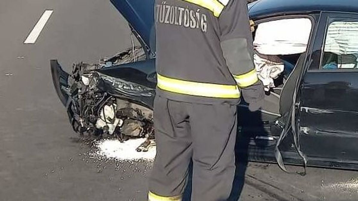 Még az autó kereke is kiszakadt: baleset 3-ason, Forrónál