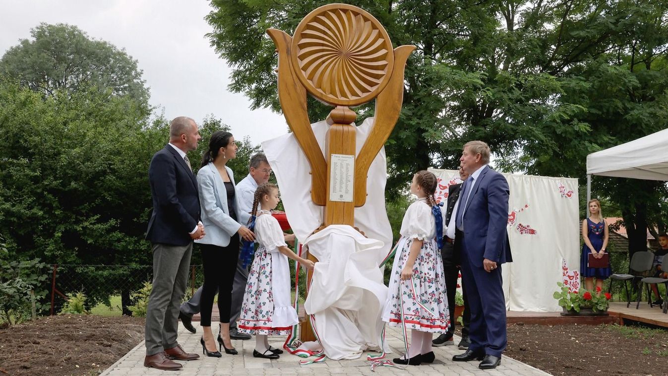 A múlt, a jelen és a jövő jelképét avatták Alsódobszán (fotók, videó)