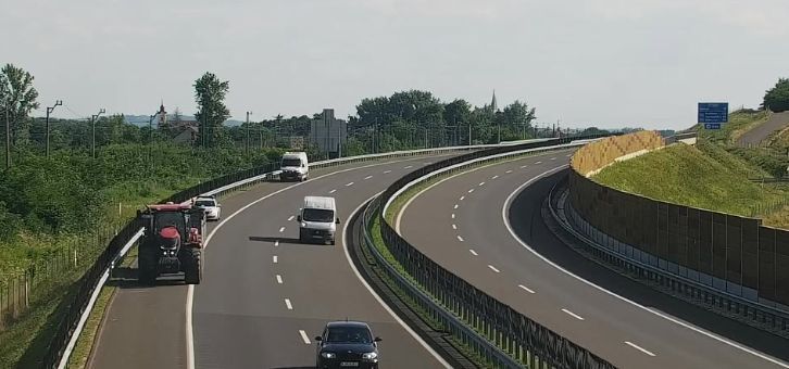 Rendőri felvezetést kapott a traktoros az M30-as autópálya Borsod-Abaúj-Zemplén vármegyei rendőrség