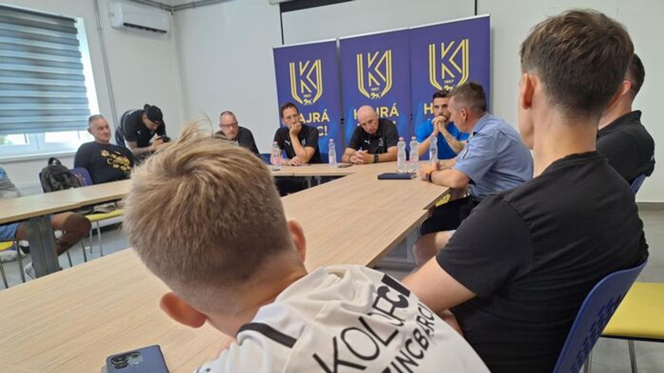 Kerekasztal-beszélgetéssel indult az évad Kazincbarcikán