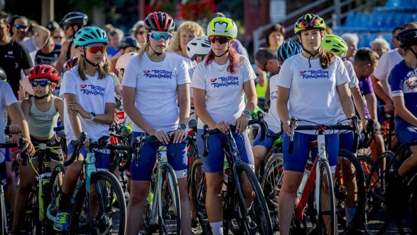 Ezerkétszáz bringás indította el a Tiszaújvárosi Triatlon Fesztivált