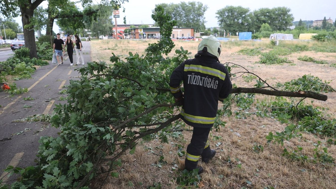 Viharkárok vármegyeszerte: fárasztó két napot tudhatnak maguk mögött a borsodi tűzoltók is