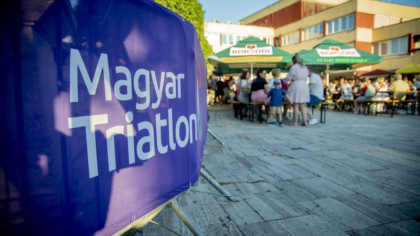 Valaki jó ötletnek gondolt lenyúlni egy emberméretű figurát a most indult tiszaújvárosi fesztiválról