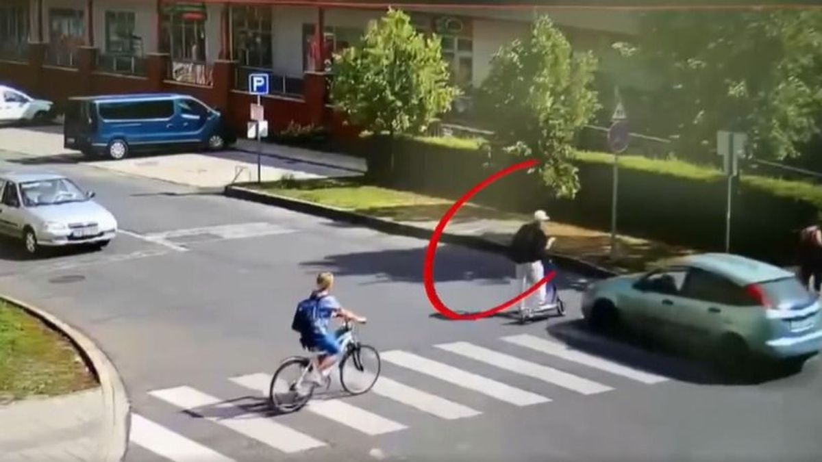 Na ez meredek! Videón, ahogy fékezés nélkül rollerest gázol egy autós Barcikán