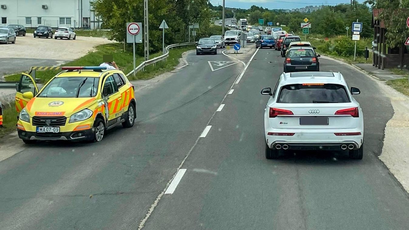 Orvos mentőautó és személyautó ütközött a 3-as főúton