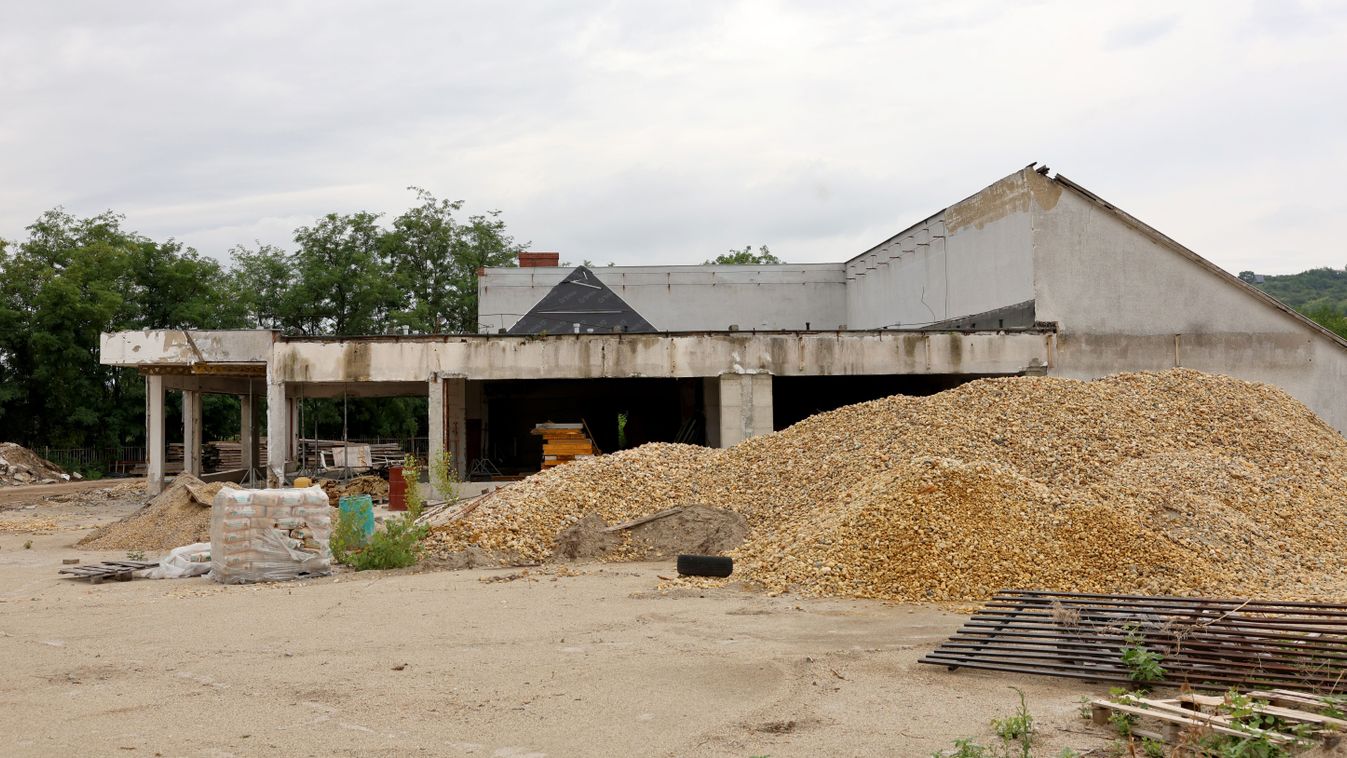 Eltűnt az üvegkupola, amit sokan imádtak. Mivé lesz a régi autószalon? (fotókkal, videóval)