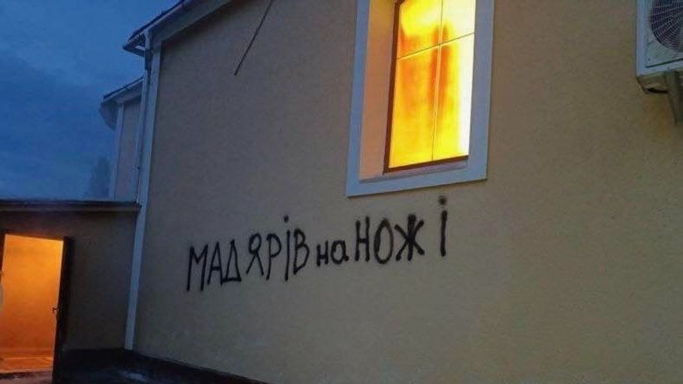 Felgyújtottak egy kárpátaljai templomot, magyarellenes üzenetek a falon