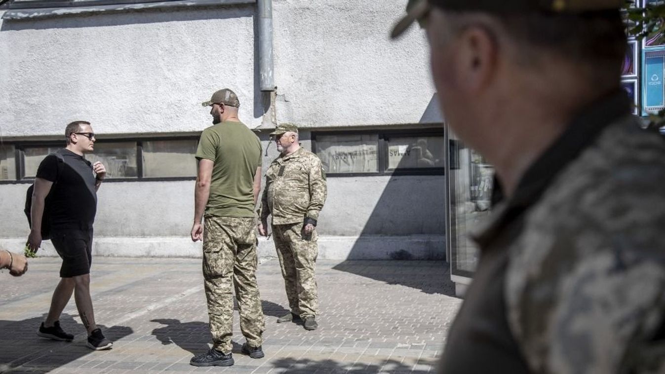 Kényszersorozást videózott egy újságíró, végül ő is célponttá vált