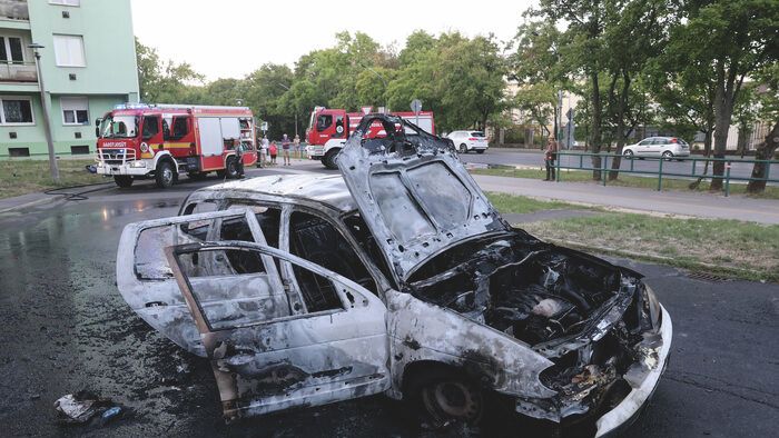 Teljesen kiégett egy autó Miskolcon