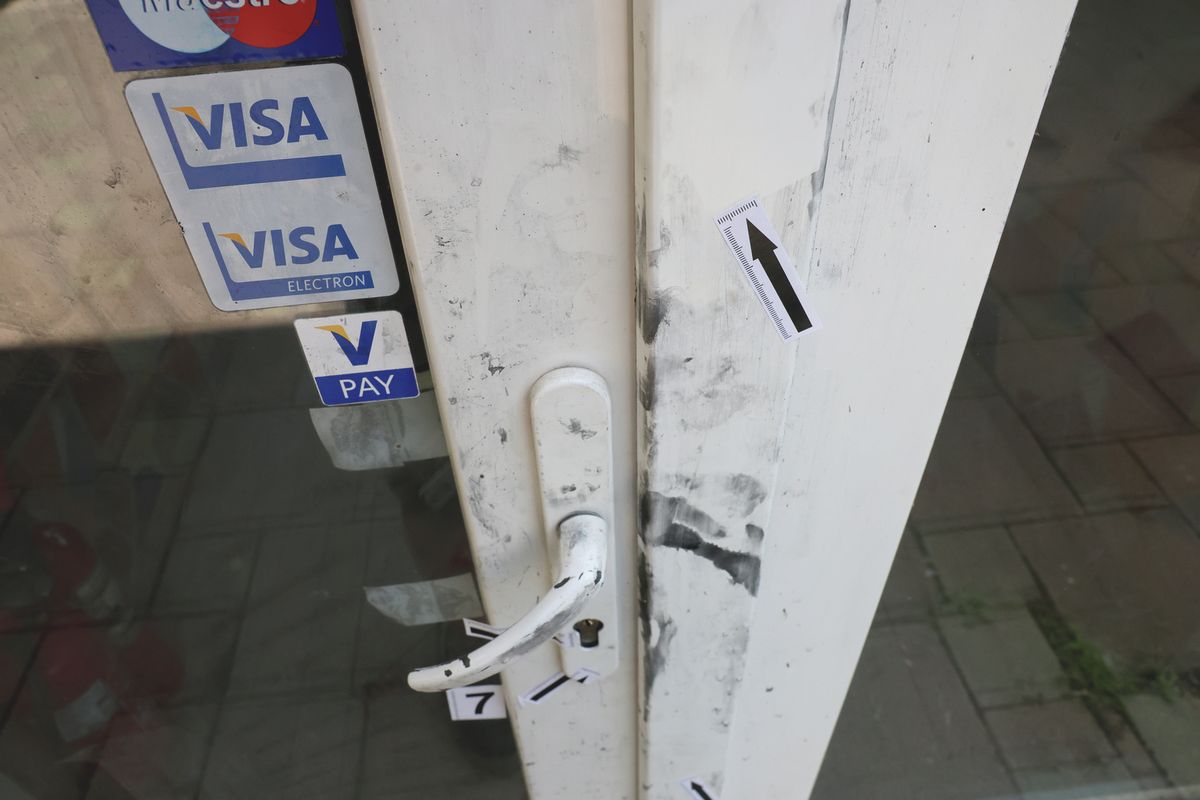 betörés nyomai az ajtón a Győri kapuban