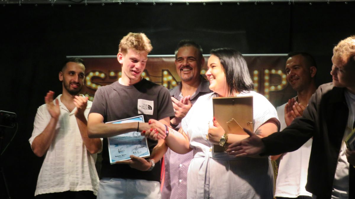 Pár lépésre a Showder Klubtól