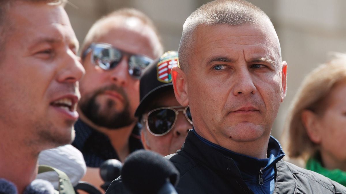 Újabb felvétel:  Magyar Péter mellett állva is viselhette fegyverét Tokatábornok