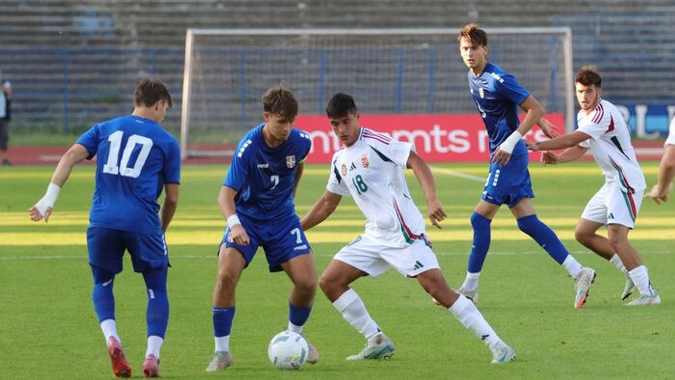 A DVTK játékosa címeres mezben